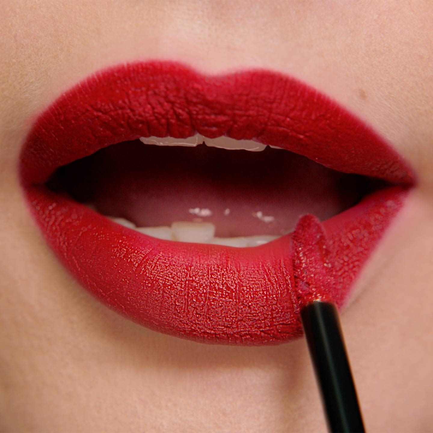 Applicera Super Stay Matte Ink på läpparna